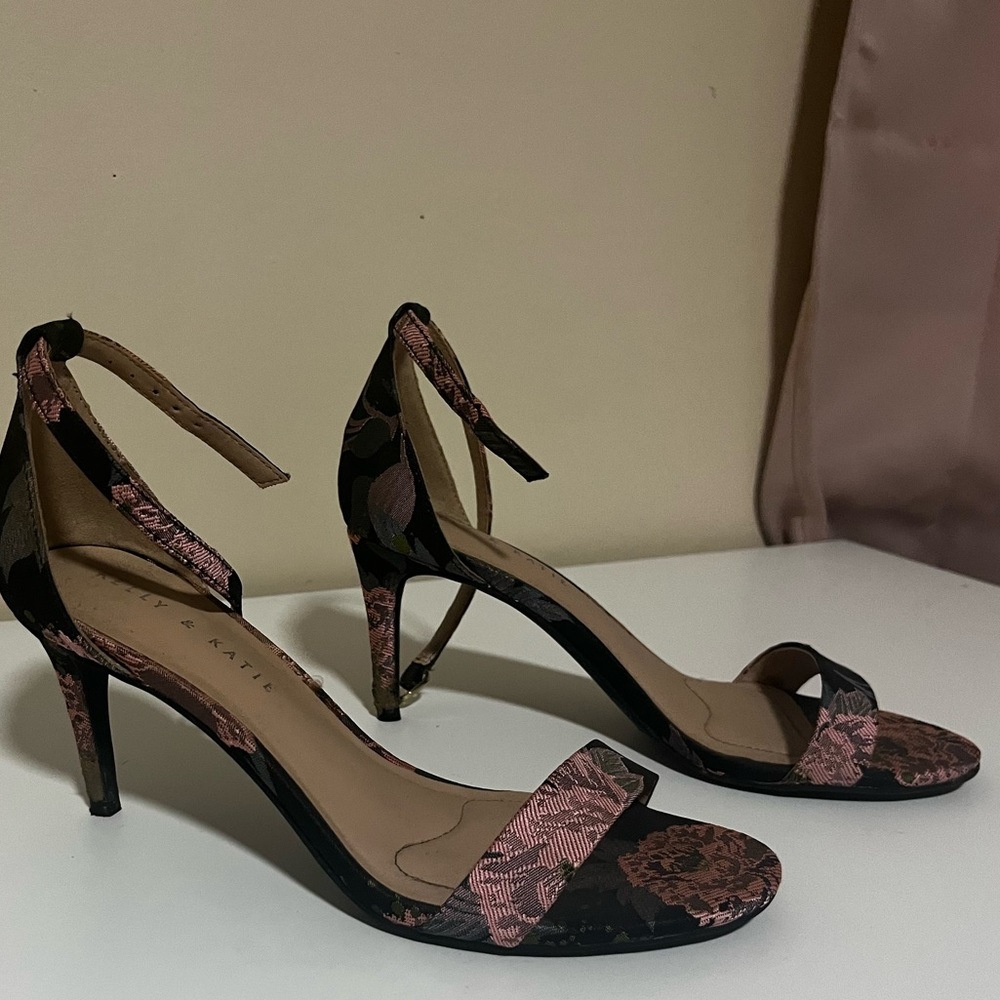 Floral heeled shoe size 7.5